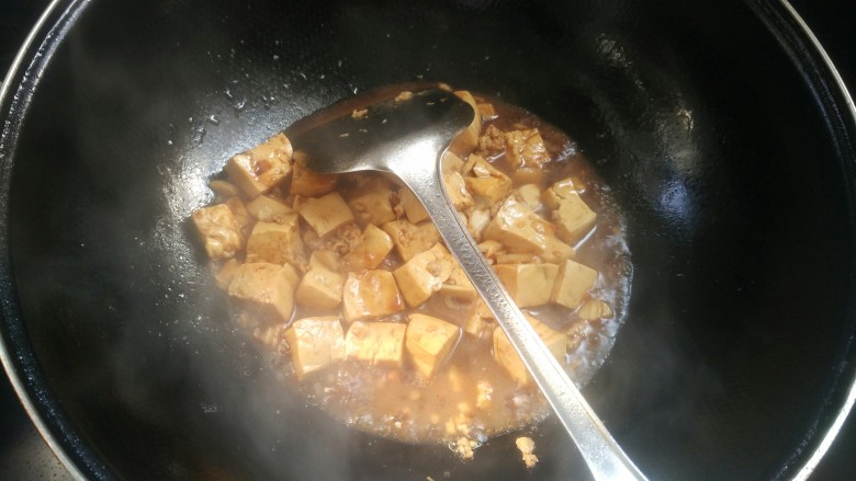 肉沫滑豆腐,淋入水淀粉