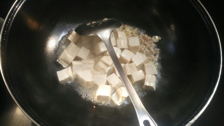 肉沫滑豆腐,下豆腐稍炖