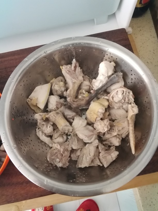 小鸡(野鸡)炖蘑菇,1.野鸡洗净切小块,再把野鸡肉放滚水里去血沫捞出控水