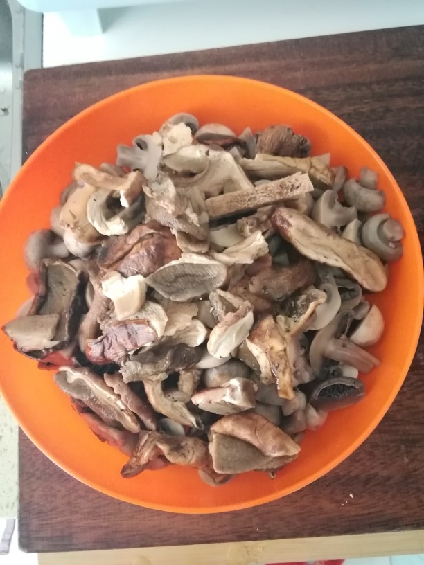小鸡(野鸡)炖蘑菇,2. 蘑菇、牛肝菌提前用清水泡半小时,捞出控水,泡牛肝菌的水留下备用。