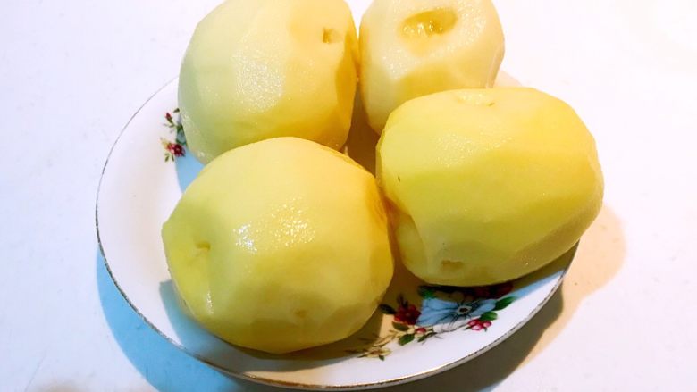 圆土豆+土豆丝抱蛋饼,<a style='color:red;display:inline-block;' href='/shicai/ 23'>土豆</a>削皮,清洗干净