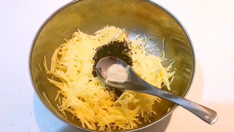 圆土豆+土豆丝抱蛋饼,加入白胡椒面