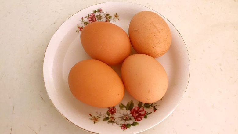 圆土豆+土豆丝抱蛋饼,<a style='color:red;display:inline-block;' href='/shicai/ 60780'>土鸡蛋</a>清洗干净