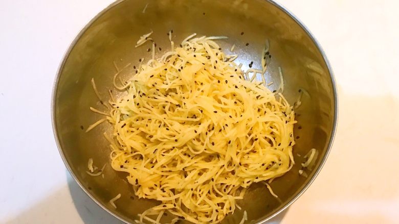 圆土豆+土豆丝抱蛋饼,充分调匀,静止入味5分钟