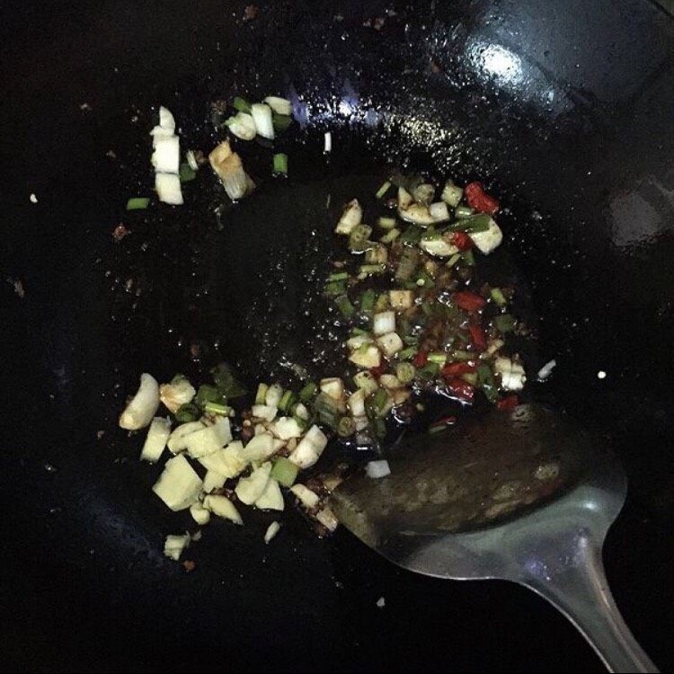 肉末四季豆,另起锅,油烧热放 花椒 蒜末 辣椒 葱爆香