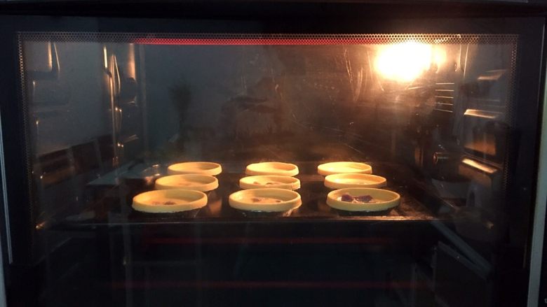 #感恩节食谱#紫薯蛋挞,放进预热好的烤箱,上下火200度,中层20分钟。观看蛋挞上色,有焦化基本上就差不多了。