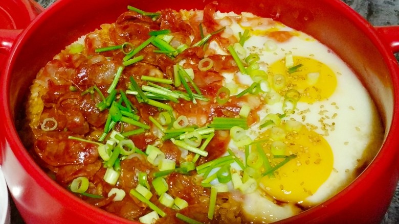 广式腊肠煲仔饭,淋上酱汁,撒上葱花和香菜段,端着灶台再焖两分钟就可以吃了。