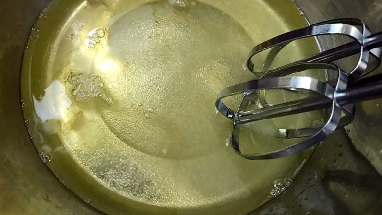 低油柔软香蕉蛋糕卷,蛋清放入无油无水无蛋黄的盆里,加入配方量中的30克糖