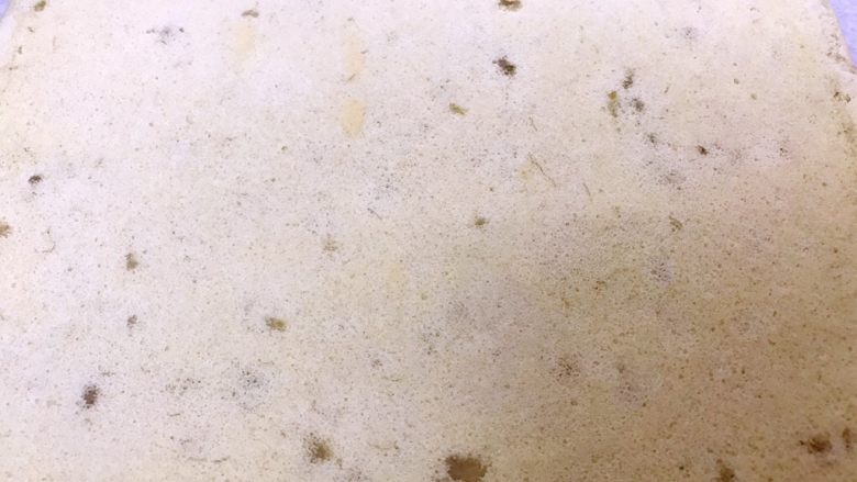低油柔软香蕉蛋糕卷,趁热撕下油纸(妥妥的毛巾面,只是加了香蕉不太美观啦^_^)