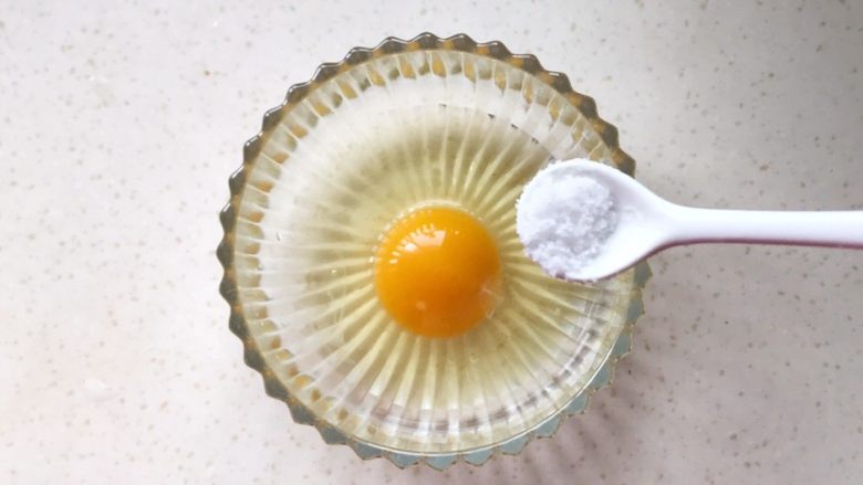 炸酱水波蛋,打一个<a style='color:red;display:inline-block;' href='/shicai/ 9'>鸡蛋</a>到容器里,撒一点盐