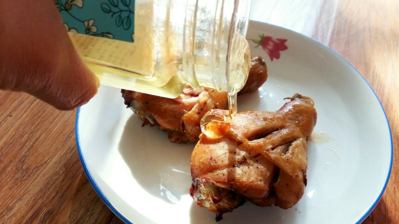 原味烤鸡腿,拿出淋上蜂蜜