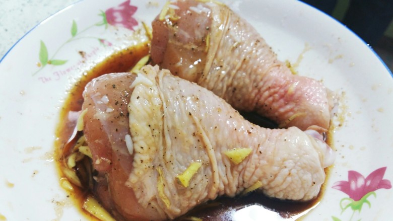 原味烤鸡腿,生<a style='color:red;display:inline-block;' href='/shicai/ 92'>鸡腿</a>撒上盐 用手揉匀利于入味 淋上<a style='color:red;display:inline-block;' href='/shicai/ 692'>酱油</a> <a style='color:red;display:inline-block;' href='/shicai/ 4367'>米酒</a> 撒上<a style='color:red;display:inline-block;' href='/shicai/ 134333'>黑胡椒</a> <a style='color:red;display:inline-block;' href='/shicai/ 3729'>白糖</a>和姜丝 盖上保鲜膜放置一晚（热天要放冰箱了）