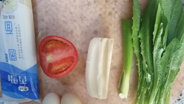 煎蛋蔬菜面,将食材洗净准备好