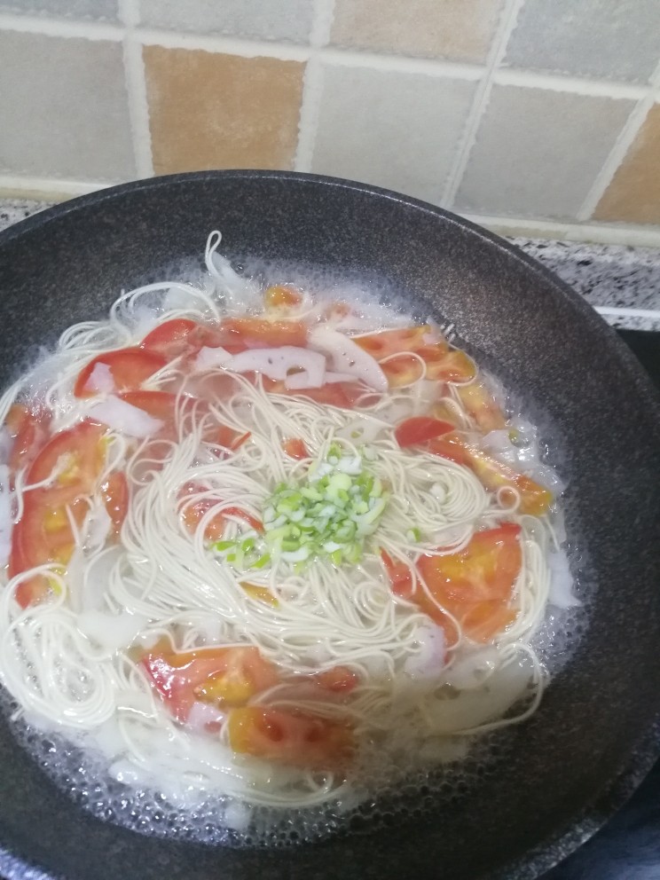 煎蛋蔬菜面,把🍅搅散,放入葱花