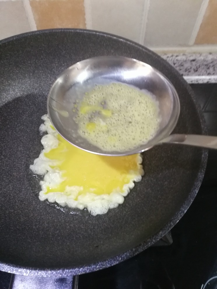 煎蛋蔬菜面,油锅加热到油开始冒烟,把鸡蛋打撒倒入漏勺里,这样摊出来的鸡蛋软软的蓬蓬的,口感特别好😊