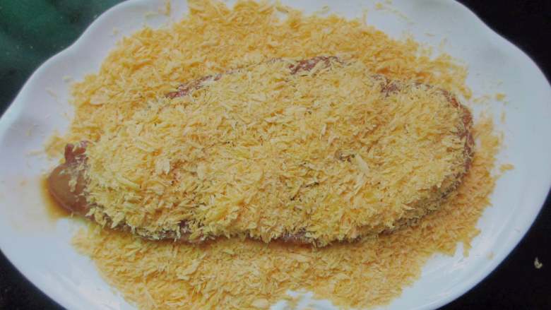 咖喱鸡排饭,免炸版,腌制的鸡胸脯拿出来,蘸一层鸡蛋液,裹上面包糠