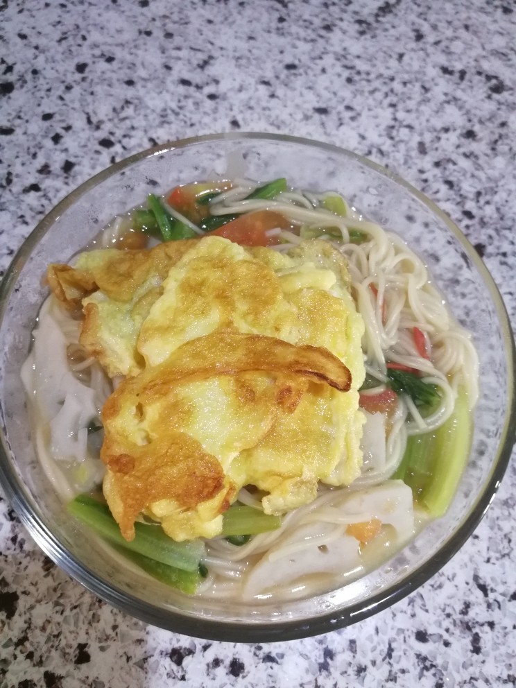煎蛋蔬菜面,最后把摊好的鸡蛋放在蔬菜面上就可以吃啦!