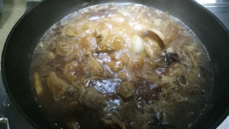 红烧小羊肉,加入适量清水,一定要把小羊肉全部浸末,大火烧20分钟