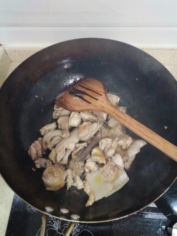 小鸡(野鸡)炖蘑菇,锅内加菜籽油(熟油),油至七成热加入五花肉煸炒出油再加入鸡块一起煸炒