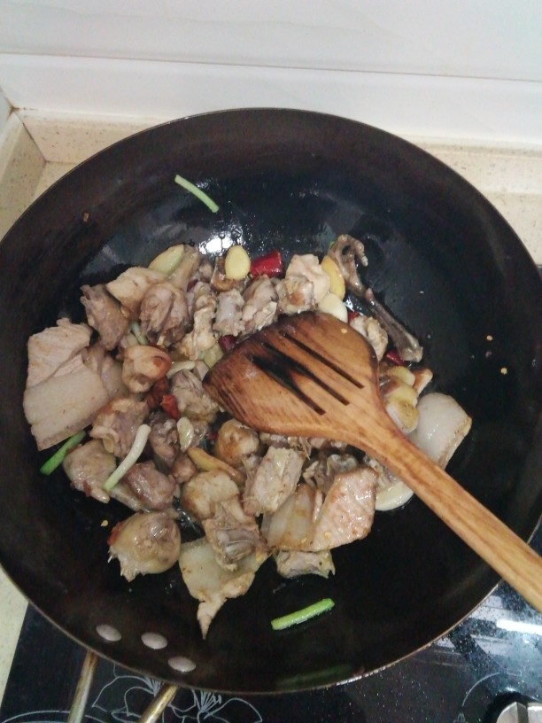 小鸡(野鸡)炖蘑菇,炒至金黄色时加姜葱八角花椒后炒出香味。