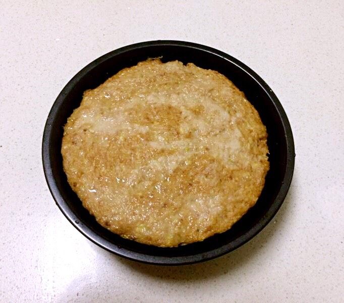 自制午餐肉,蒸好后把午餐肉盘子取来,晾凉后去掉锡纸脱模