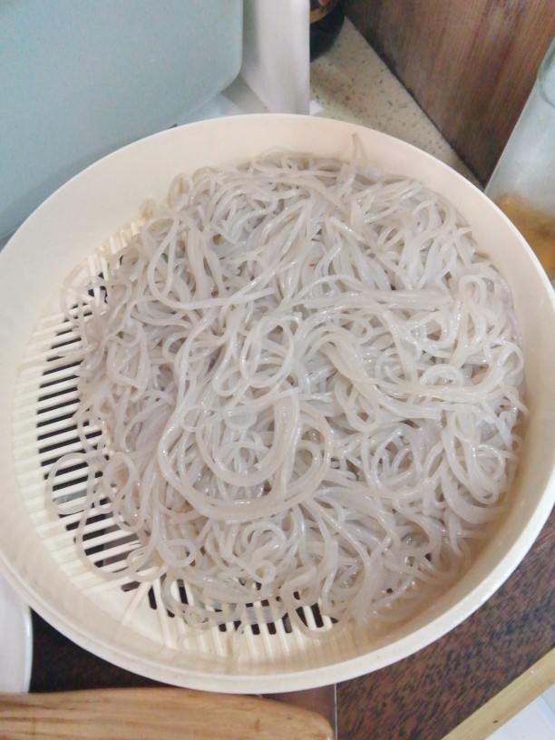 小鸡(野鸡)炖蘑菇,泡好的粉条