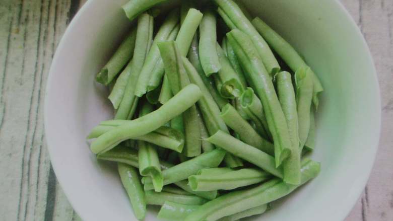 焖面,豆角洗净撕去两边纤维,掰成3厘米的长段