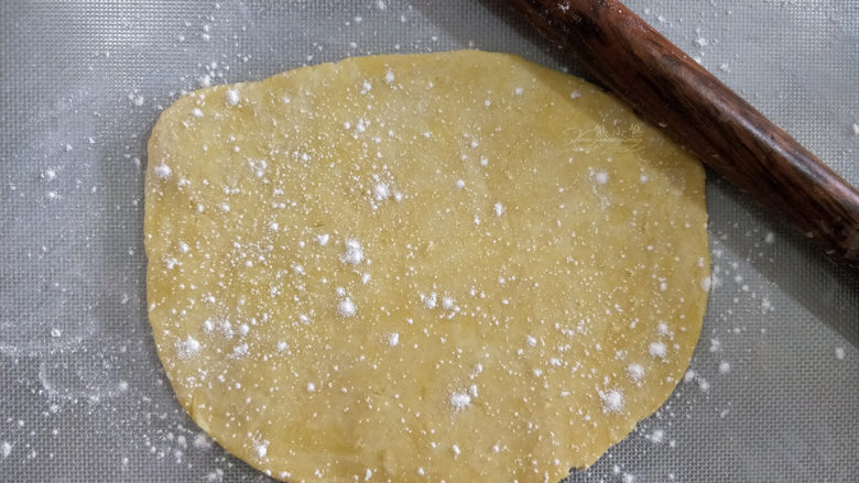 酸奶南瓜派,擀成薄片。擀的时候有点粘,可以撒点高筋面粉防粘。
