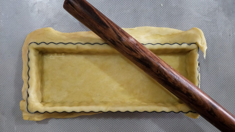 酸奶南瓜派,整理好后,用擀面杖在派盘上擀一下,多余的派皮就会掉下来。