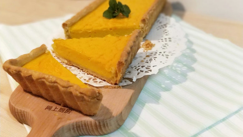 酸奶南瓜派,再送入预热200℃的烤箱,下层烤10分钟,再放到中层烤20分钟。不确定南瓜馅是否烤好,可以用牙签扎一下,不会带出很多面糊就烤好了。