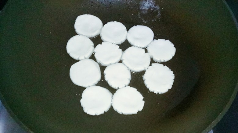 红糖粑粑,锅中放入适量油,中小火,将面饼胚一个一个放进去,中间留些空隙,不然容易黏一起,我放的太挤了