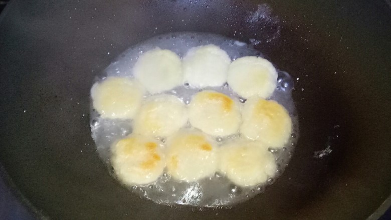 红糖粑粑,倒入100克白开水,大约刚好末过面团的一半即可