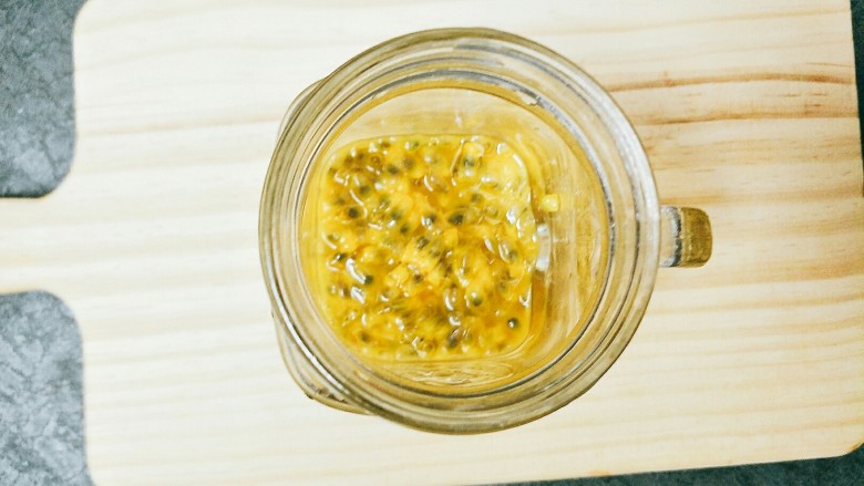 蜂蜜百香果,用勺子把百香果舀进杯子