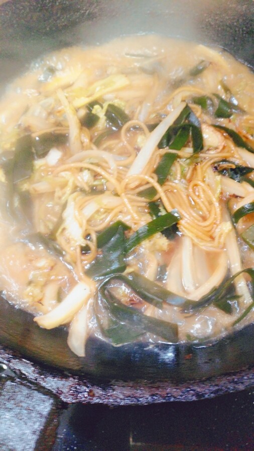 海带粉丝炖白菜,大概炖15分钟左右加入少量盐,如果海带是咸的记得最好不要在加盐