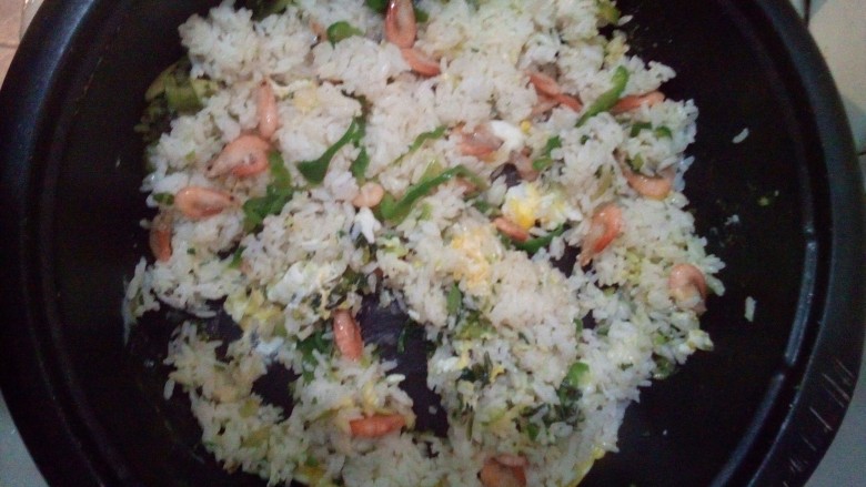 咸菜河虾炒饭,最后放入<a style='color:red;display:inline-block;' href='/shicai/ 1660'>河虾</a>翻炒。<a style='color:red;display:inline-block;' href='/shicai/ 1660'>河虾</a>事先处理干净，锅内放水，没过<a style='color:red;display:inline-block;' href='/shicai/ 1660'>河虾</a>，放入葱姜，煮开，捞起沥干即可。