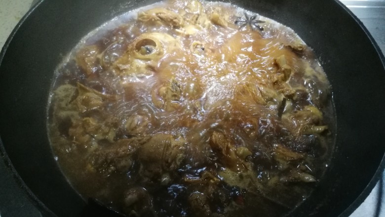 红烧小羊肉,10分钟后翻炒一下,防止粘锅。