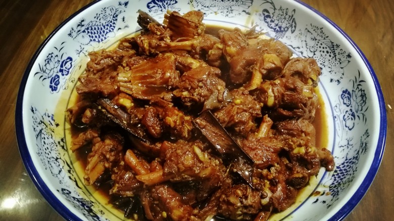 红烧小羊肉,装盘。