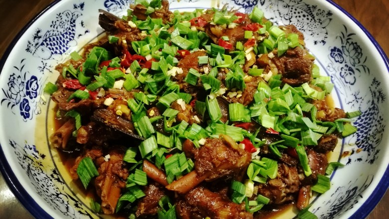 红烧小羊肉,再撒上大蒜叶即可。