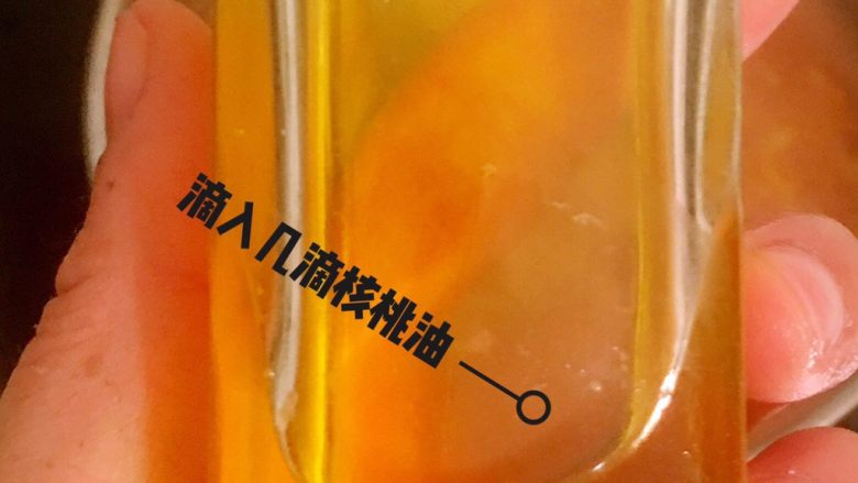 西红柿鸡蛋面糊。,锅开之后,放入几滴核桃油。(核桃油很补脑哦,可以促进宝宝的大脑和视网膜发育)