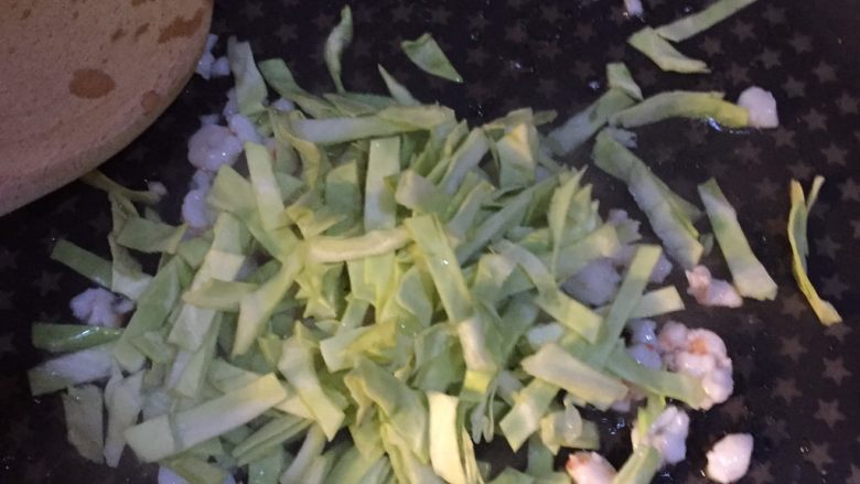 辅食:炒乌冬面,再加入洋白菜翻炒。