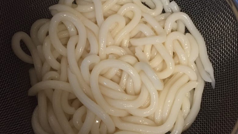 辅食:炒乌冬面,然后用冷水冲洗,沥干水份。