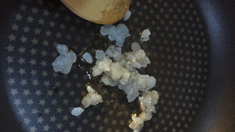 辅食:炒乌冬面,先将虾倒入翻炒。