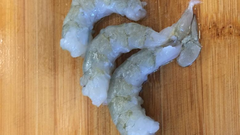 辅食:炒乌冬面,虾去掉上下虾线。