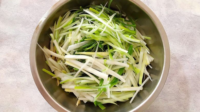 适合冬天里吃的凉菜(香菜大葱拌豆皮),大葱,豆皮,香菜全部放进大一点的盆子