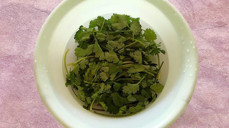 适合冬天里吃的凉菜(香菜大葱拌豆皮),香菜摘洗干净,用饮用水浸泡,备用