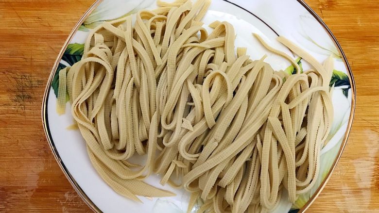 适合冬天里吃的凉菜(香菜大葱拌豆皮),将豆皮切丝,备用