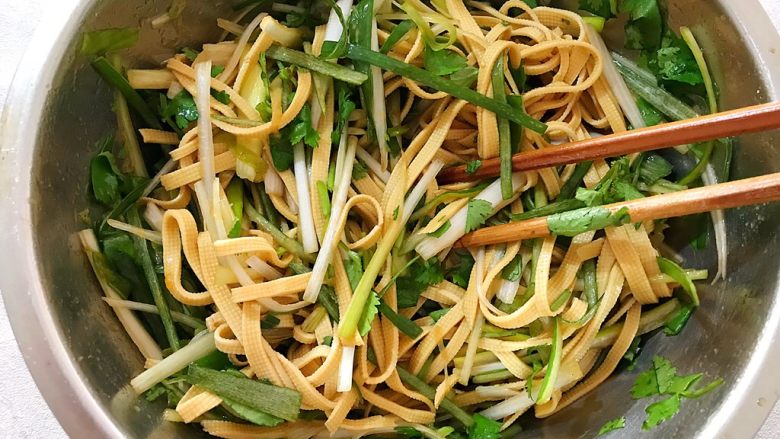 适合冬天里吃的凉菜(香菜大葱拌豆皮),搅拌均匀,即可