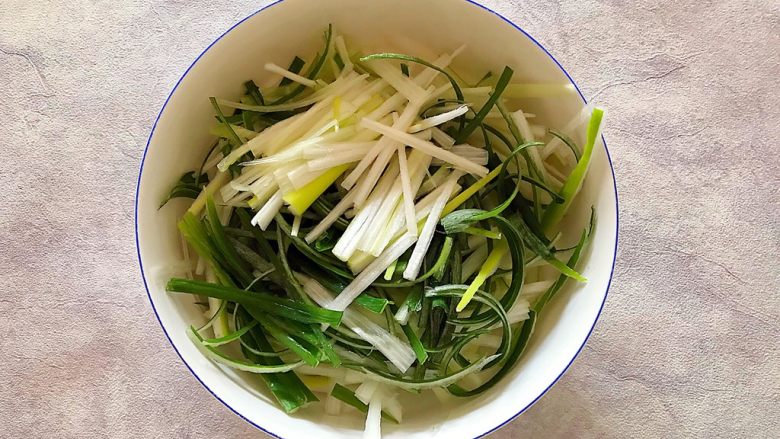 适合冬天里吃的凉菜(香菜大葱拌豆皮),将大葱切丝,备用