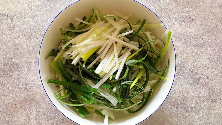 适合冬天里吃的凉菜（香菜大葱拌豆皮）,将大葱切丝，备用