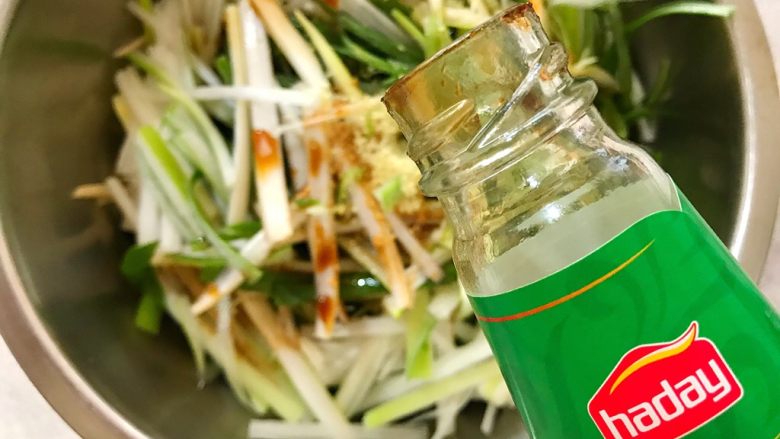 适合冬天里吃的凉菜(香菜大葱拌豆皮),少许蚝油